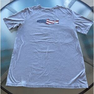 Men’s field and stream T-shirt size large good condition.
